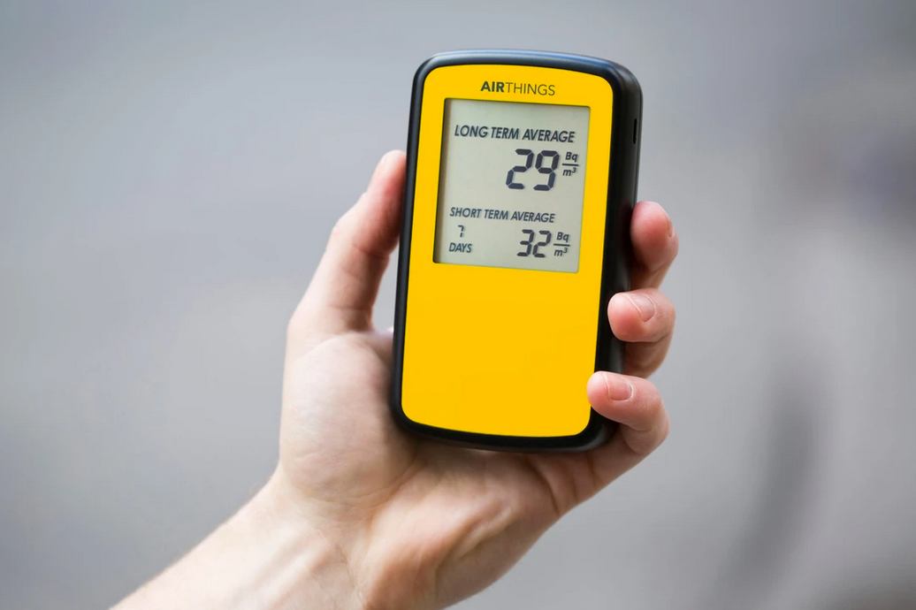 Handheld radon monitor